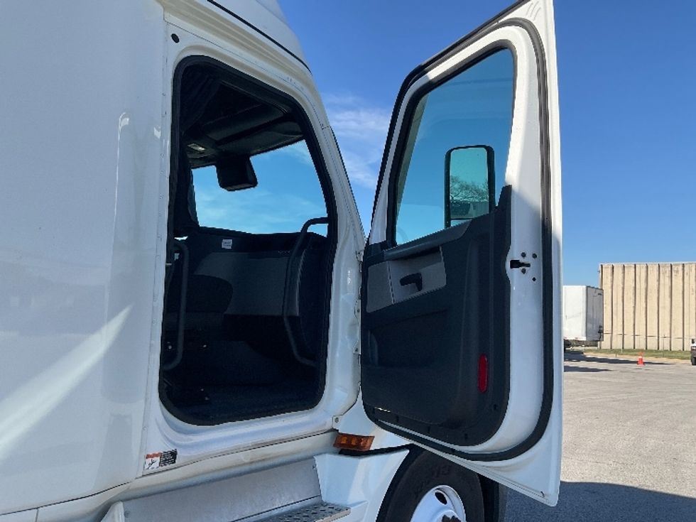 Sleeper Tractor-Heavy Duty Tractors-Freightliner-2022-T12664ST-Poplar Bluff-MO-481,489\n\t\tmiles-$ 69,250 - Image 13