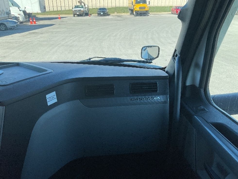 Sleeper Tractor-Heavy Duty Tractors-Freightliner-2022-T12664ST-Poplar Bluff-MO-481,489\n\t\tmiles-$ 69,250 - Image 14