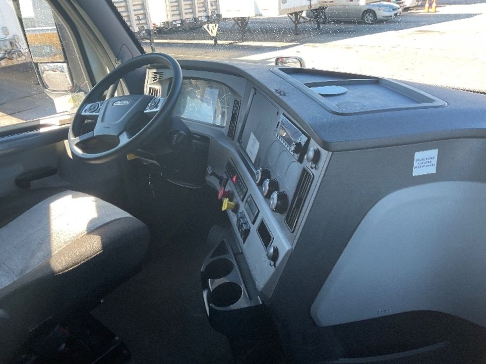 Sleeper Tractor-Heavy Duty Tractors-Freightliner-2022-T12664ST-Poplar Bluff-MO-481,489\n\t\tmiles-$ 69,250 - Image 15