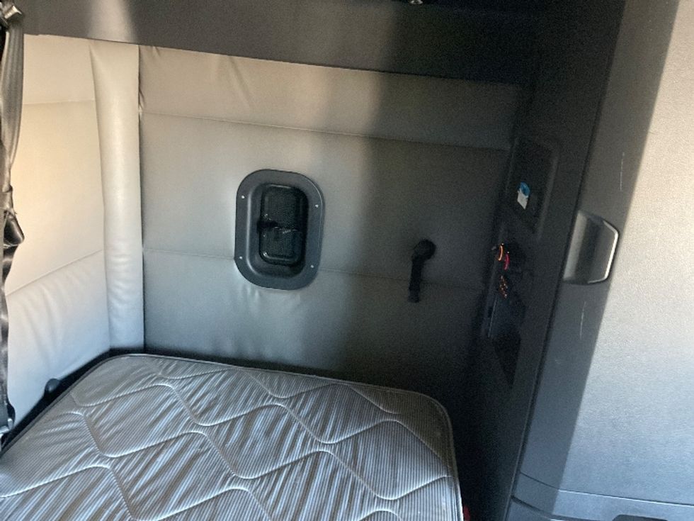 Sleeper Tractor-Heavy Duty Tractors-Freightliner-2022-T12664ST-Poplar Bluff-MO-481,489\n\t\tmiles-$ 69,250 - Image 18