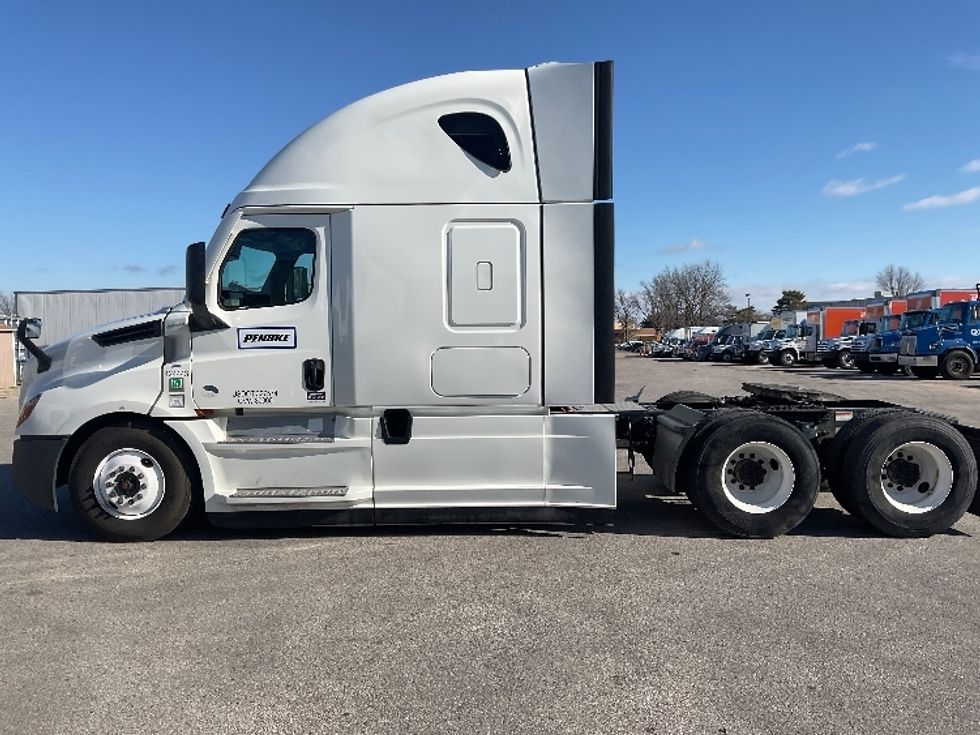 Sleeper Tractor-Heavy Duty Tractors-Freightliner-2022-T12664ST-Poplar Bluff-MO-481,489\n\t\tmiles-$ 69,250 - Image 4