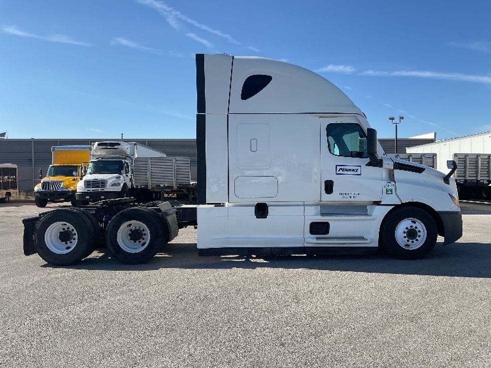 Sleeper Tractor-Heavy Duty Tractors-Freightliner-2022-T12664ST-Poplar Bluff-MO-481,489\n\t\tmiles-$ 69,250 - Image 8
