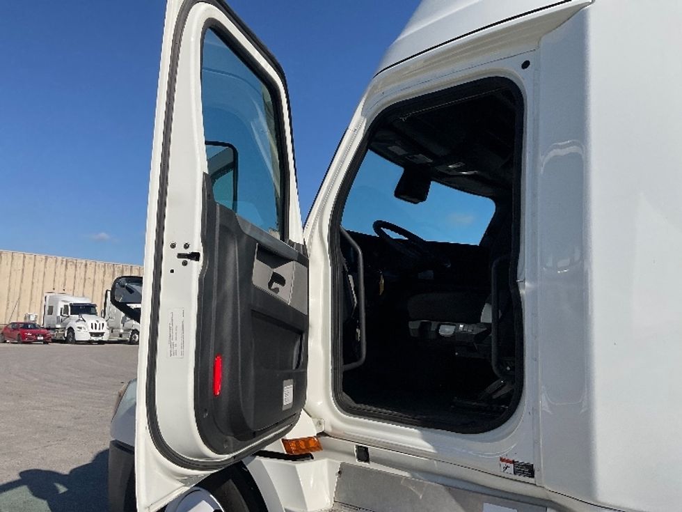 Sleeper Tractor-Heavy Duty Tractors-Freightliner-2022-T12664ST-Poplar Bluff-MO-481,489\n\t\tmiles-$ 69,250 - Image 9