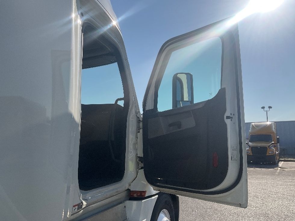 Sleeper Tractor-Heavy Duty Tractors-Freightliner-2022-T12664ST-Poplar Bluff-MO-495,866\n\t\tmiles-$ 71,750 - Image 13