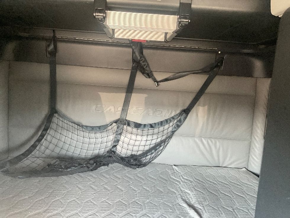 Sleeper Tractor-Heavy Duty Tractors-Freightliner-2022-T12664ST-Poplar Bluff-MO-495,866\n\t\tmiles-$ 71,750 - Image 16