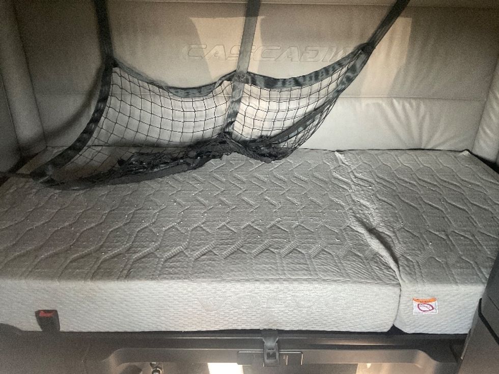 Sleeper Tractor-Heavy Duty Tractors-Freightliner-2022-T12664ST-Poplar Bluff-MO-495,866\n\t\tmiles-$ 71,750 - Image 17