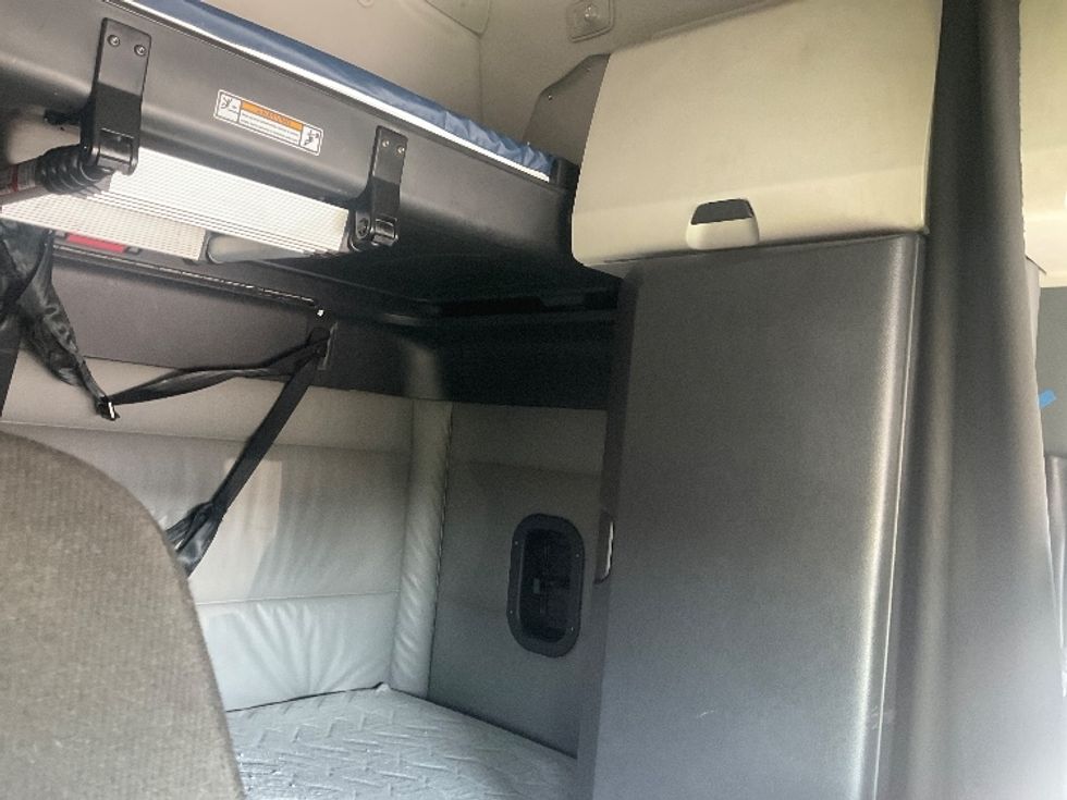 Sleeper Tractor-Heavy Duty Tractors-Freightliner-2022-T12664ST-Poplar Bluff-MO-495,866\n\t\tmiles-$ 71,750 - Image 18