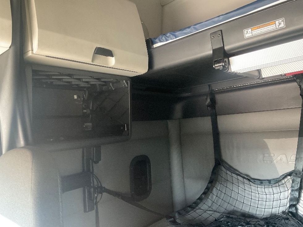 Sleeper Tractor-Heavy Duty Tractors-Freightliner-2022-T12664ST-Poplar Bluff-MO-495,866\n\t\tmiles-$ 71,750 - Image 19