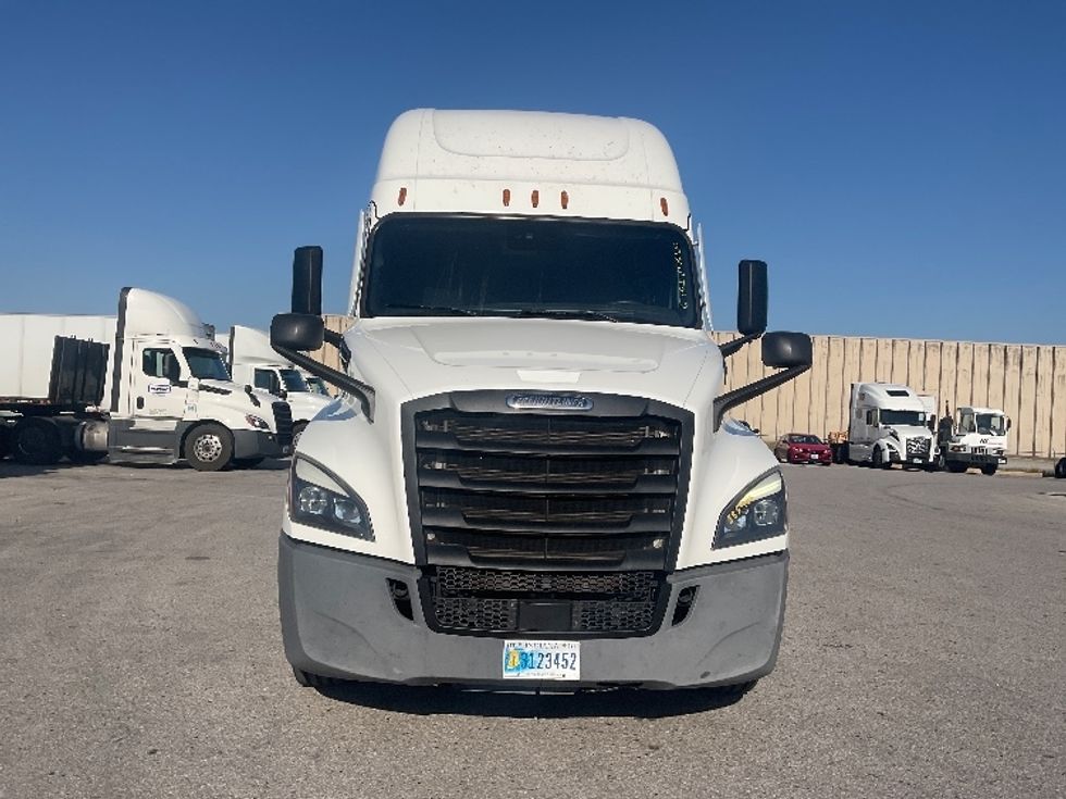 Sleeper Tractor-Heavy Duty Tractors-Freightliner-2022-T12664ST-Poplar Bluff-MO-495,866\n\t\tmiles-$ 71,750 - Image 2