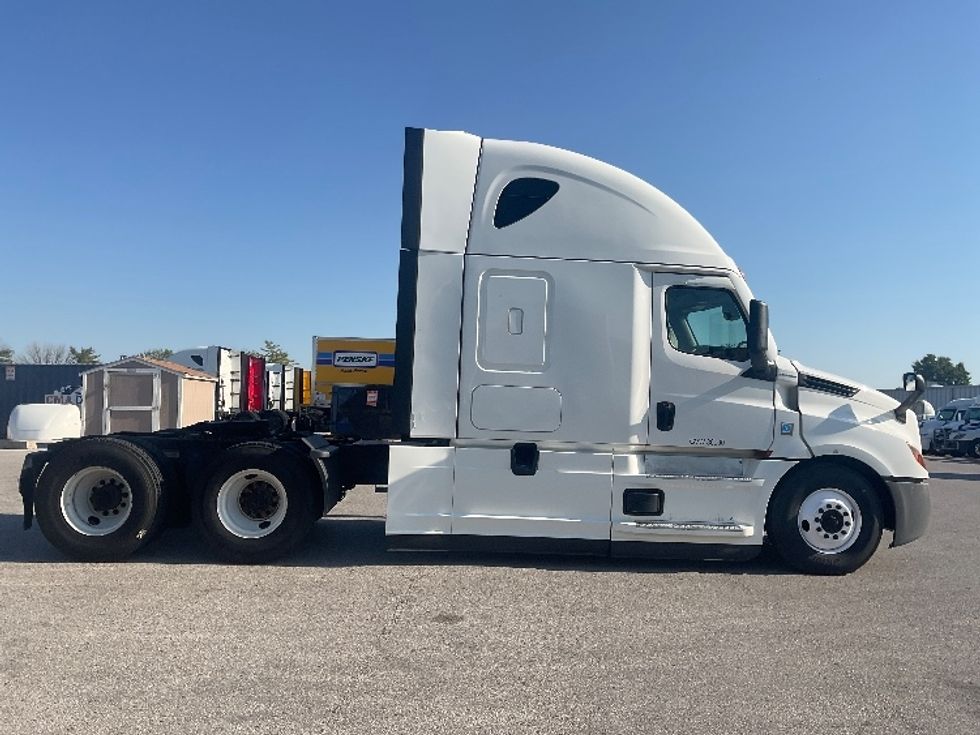 Sleeper Tractor-Heavy Duty Tractors-Freightliner-2022-T12664ST-Poplar Bluff-MO-495,866\n\t\tmiles-$ 71,750 - Image 8