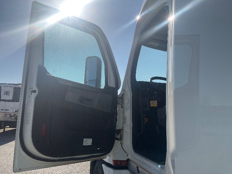 Sleeper Tractor-Heavy Duty Tractors-Freightliner-2022-T12664ST-Poplar Bluff-MO-495,866\n\t\tmiles-$ 71,750 - Image 9