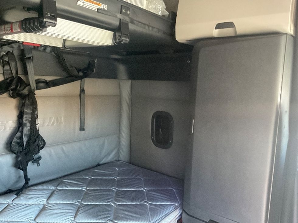 Sleeper Tractor-Heavy Duty Tractors-Freightliner-2022-T12664ST-Poplar Bluff-MO-546,105\n\t\tmiles-$ 66,750 - Image 18