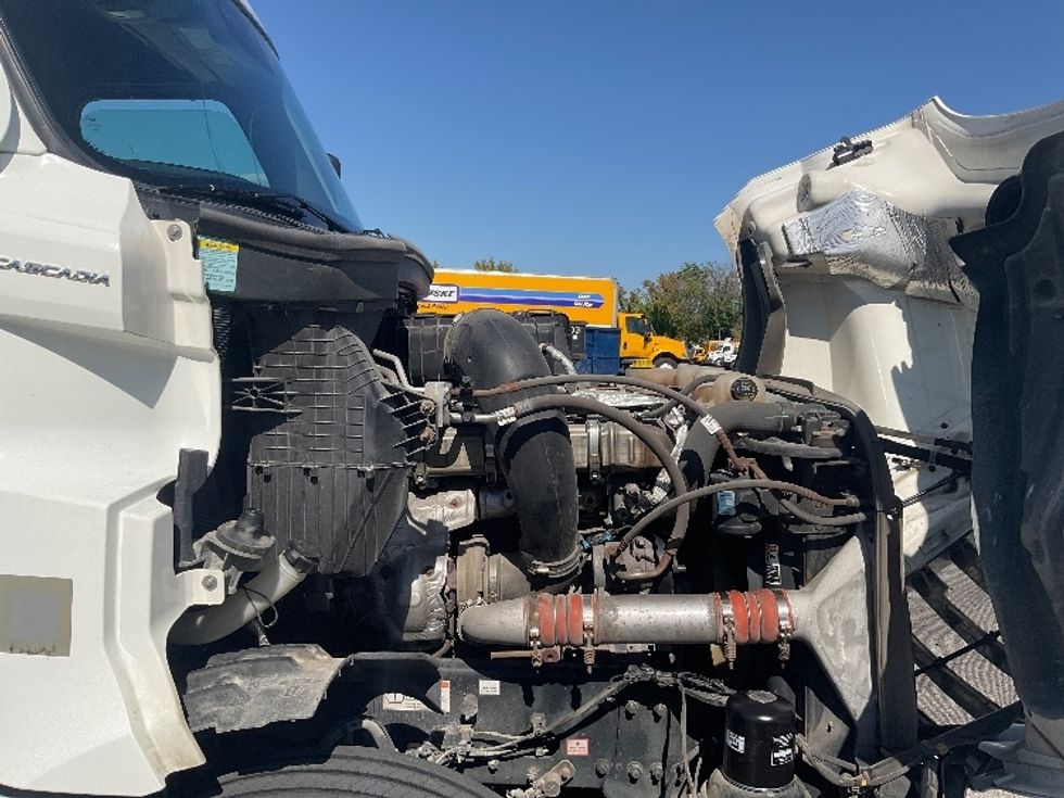 Sleeper Tractor-Heavy Duty Tractors-Freightliner-2022-T12664ST-Poplar Bluff-MO-546,105\n\t\tmiles-$ 66,750 - Image 20