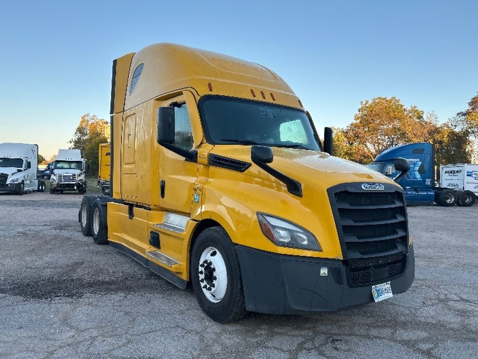 Sleeper Tractor-Heavy Duty Tractors-Freightliner-2022-T12664ST-Poplar Bluff-MO-556,874\n\t\tmiles-$ 60,750 - Image 1