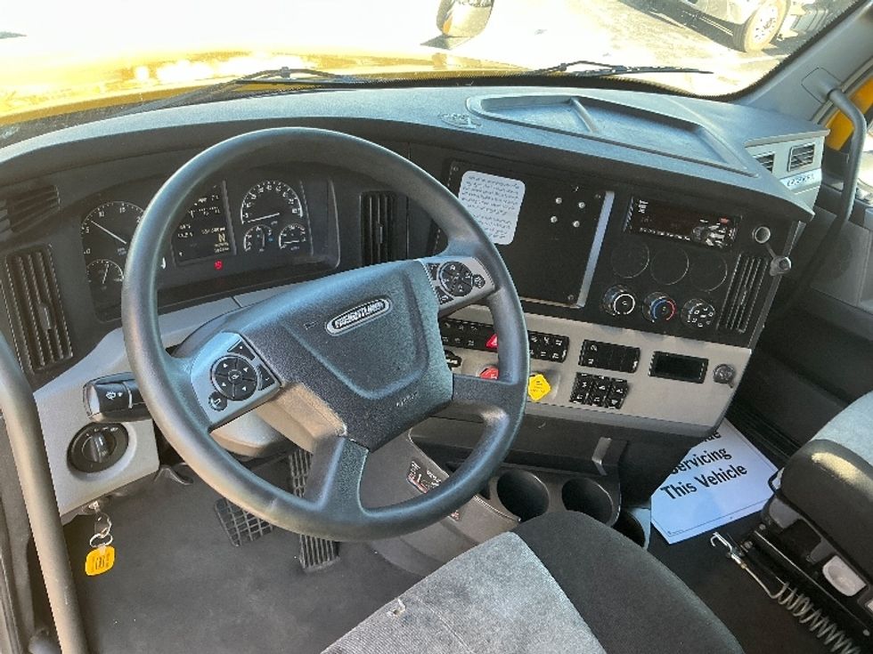 Sleeper Tractor-Heavy Duty Tractors-Freightliner-2022-T12664ST-Poplar Bluff-MO-556,874\n\t\tmiles-$ 60,750 - Image 10