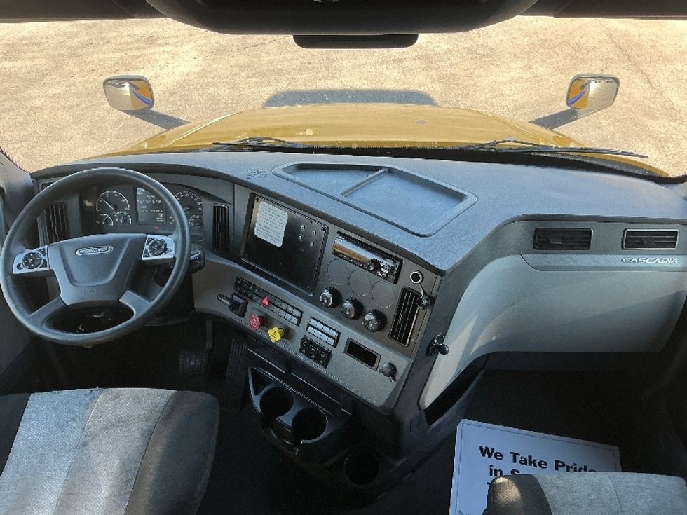 Sleeper Tractor-Heavy Duty Tractors-Freightliner-2022-T12664ST-Poplar Bluff-MO-556,874\n\t\tmiles-$ 60,750 - Image 12