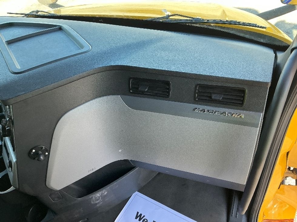 Sleeper Tractor-Heavy Duty Tractors-Freightliner-2022-T12664ST-Poplar Bluff-MO-556,874\n\t\tmiles-$ 60,750 - Image 14