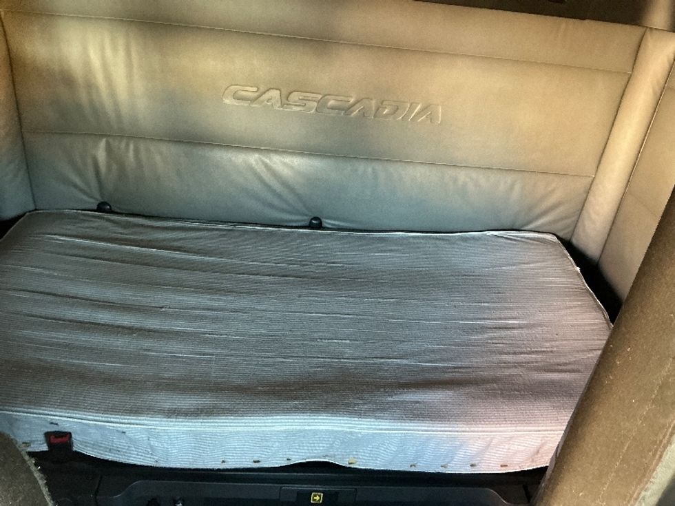 Sleeper Tractor-Heavy Duty Tractors-Freightliner-2022-T12664ST-Poplar Bluff-MO-556,874\n\t\tmiles-$ 60,750 - Image 16