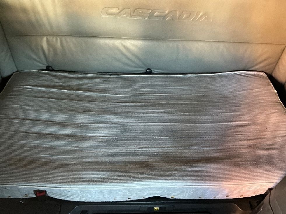 Sleeper Tractor-Heavy Duty Tractors-Freightliner-2022-T12664ST-Poplar Bluff-MO-556,874\n\t\tmiles-$ 60,750 - Image 17