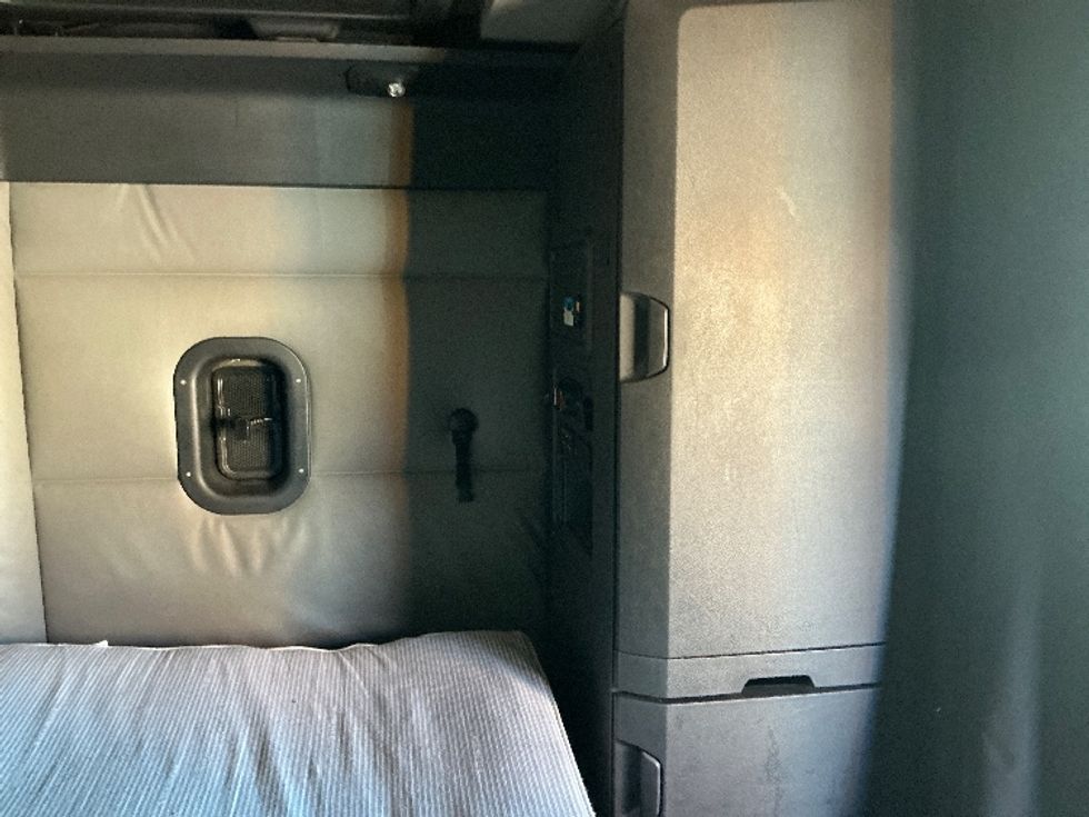 Sleeper Tractor-Heavy Duty Tractors-Freightliner-2022-T12664ST-Poplar Bluff-MO-556,874\n\t\tmiles-$ 60,750 - Image 18