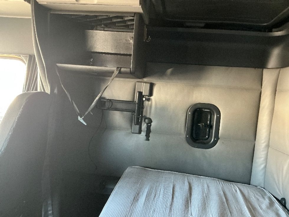 Sleeper Tractor-Heavy Duty Tractors-Freightliner-2022-T12664ST-Poplar Bluff-MO-556,874\n\t\tmiles-$ 60,750 - Image 19