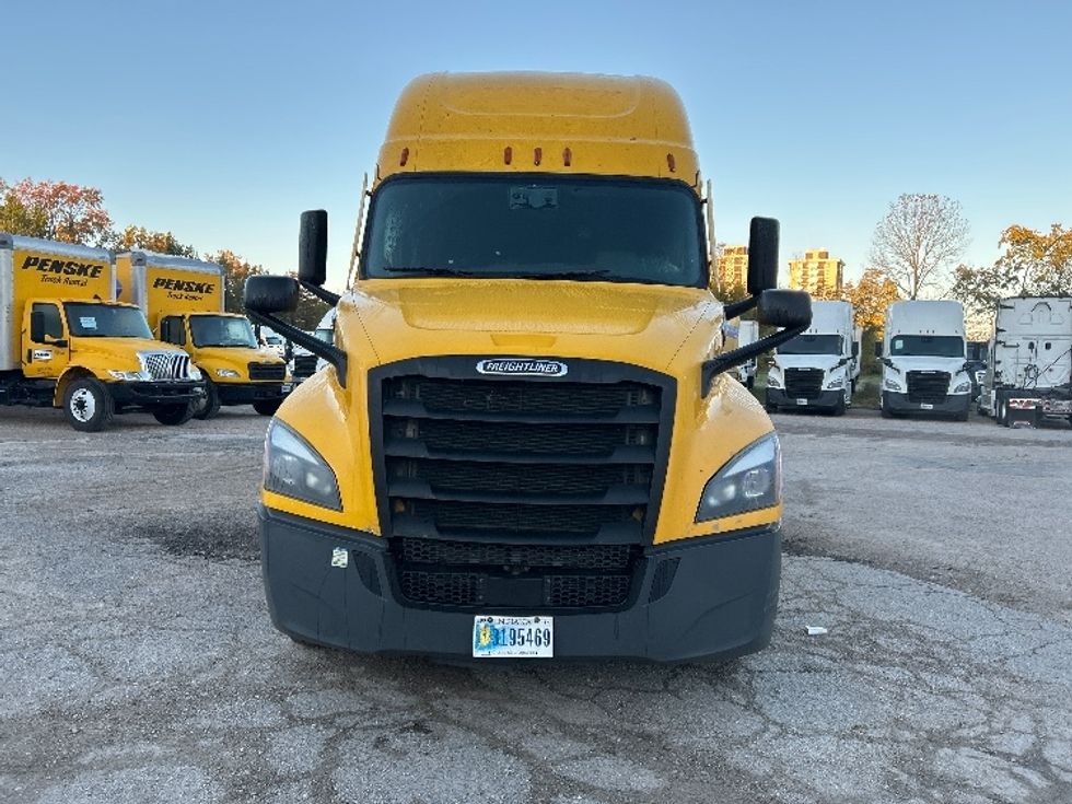 Sleeper Tractor-Heavy Duty Tractors-Freightliner-2022-T12664ST-Poplar Bluff-MO-556,874\n\t\tmiles-$ 60,750 - Image 2