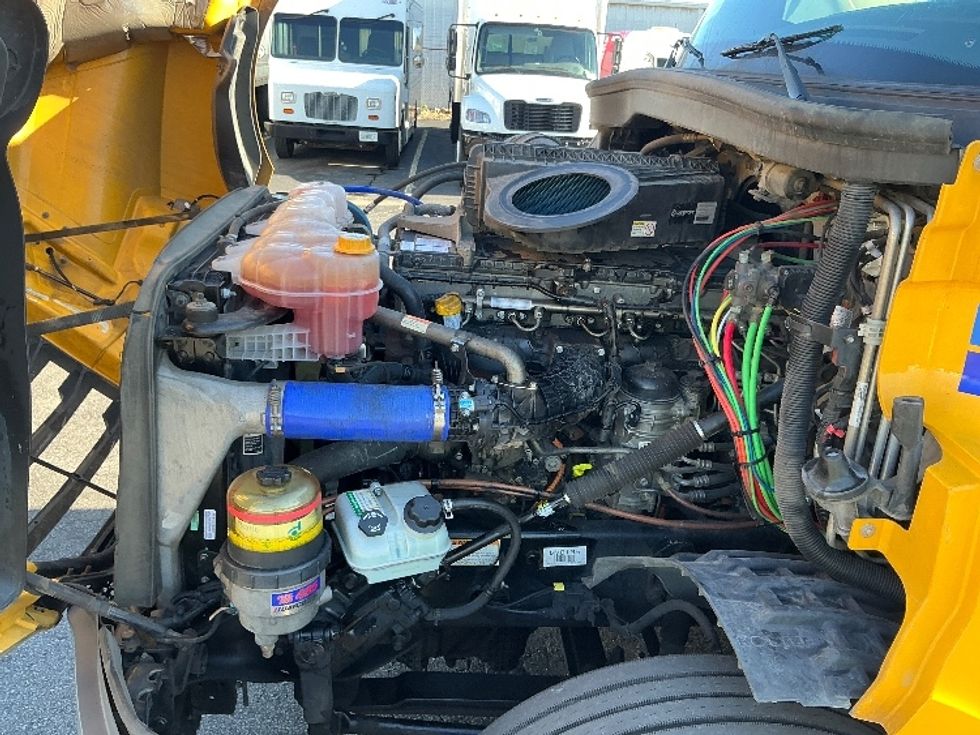 Sleeper Tractor-Heavy Duty Tractors-Freightliner-2022-T12664ST-Poplar Bluff-MO-556,874\n\t\tmiles-$ 60,750 - Image 21