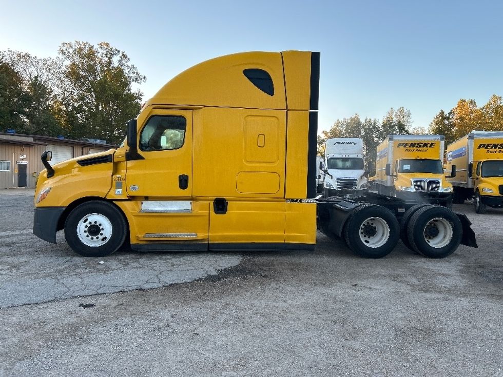 Sleeper Tractor-Heavy Duty Tractors-Freightliner-2022-T12664ST-Poplar Bluff-MO-556,874\n\t\tmiles-$ 60,750 - Image 4