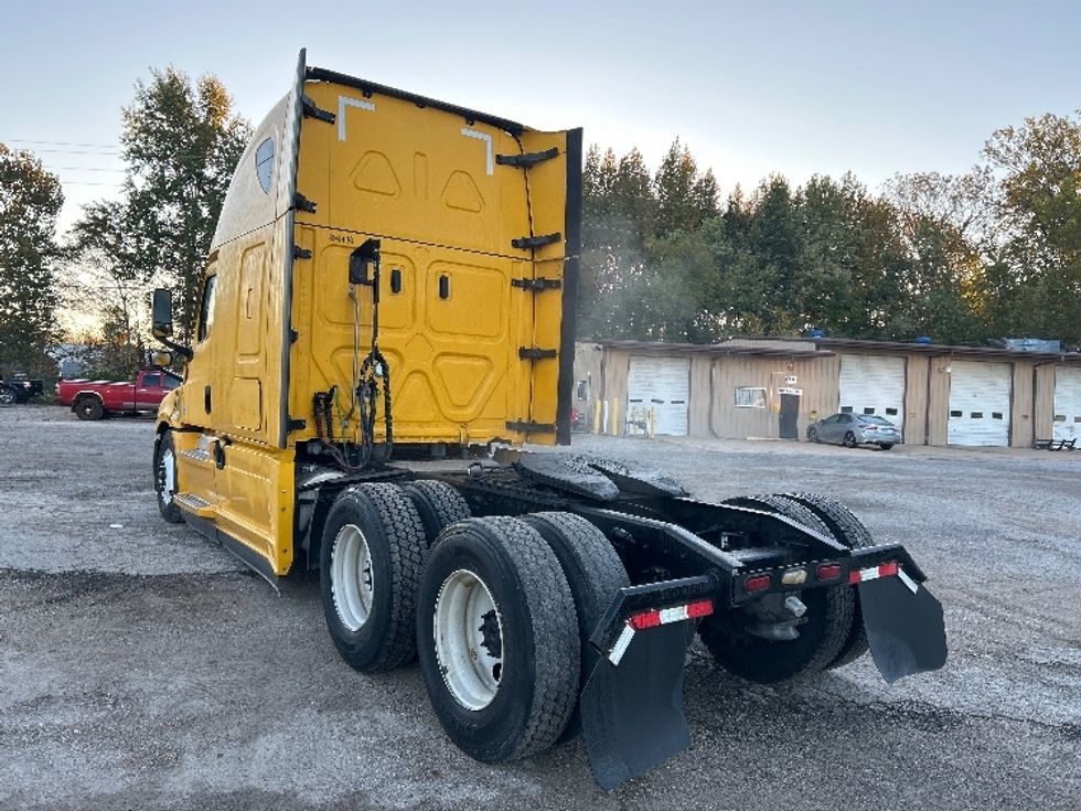 Sleeper Tractor-Heavy Duty Tractors-Freightliner-2022-T12664ST-Poplar Bluff-MO-556,874\n\t\tmiles-$ 60,750 - Image 5