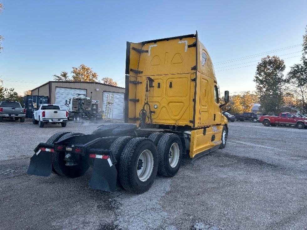 Sleeper Tractor-Heavy Duty Tractors-Freightliner-2022-T12664ST-Poplar Bluff-MO-556,874\n\t\tmiles-$ 60,750 - Image 7