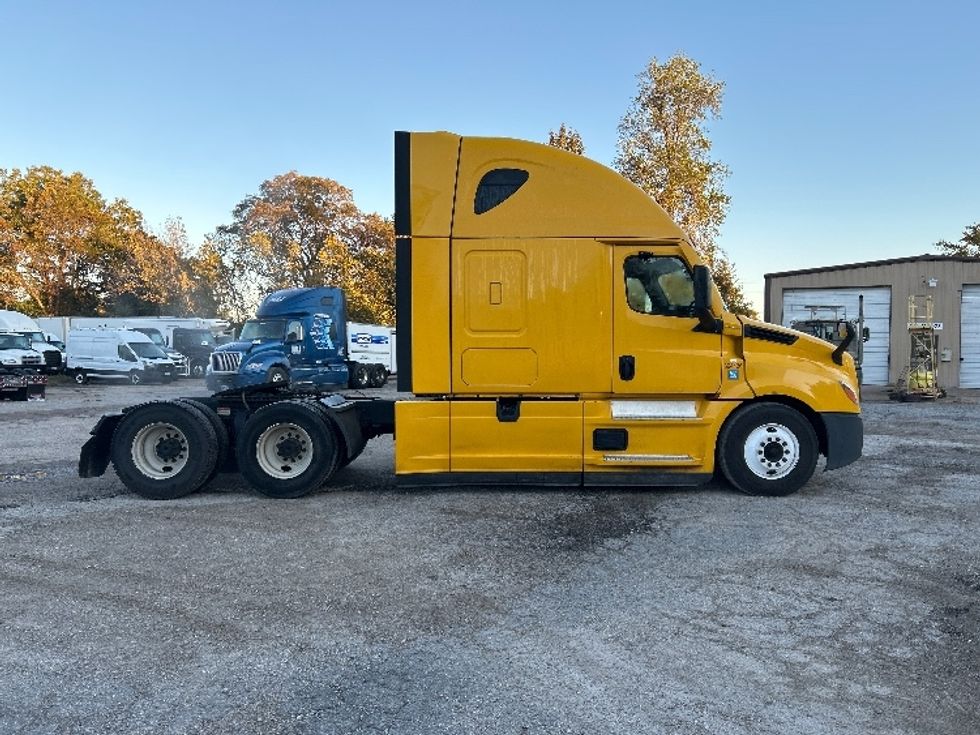 Sleeper Tractor-Heavy Duty Tractors-Freightliner-2022-T12664ST-Poplar Bluff-MO-556,874\n\t\tmiles-$ 60,750 - Image 8