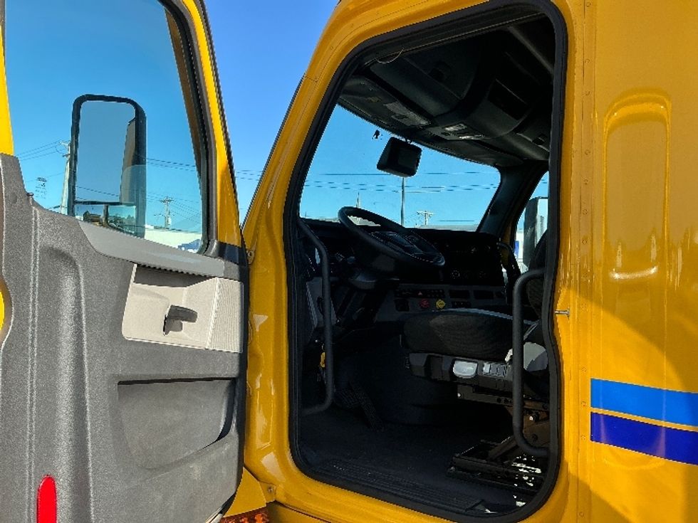 Sleeper Tractor-Heavy Duty Tractors-Freightliner-2022-T12664ST-Poplar Bluff-MO-556,874\n\t\tmiles-$ 60,750 - Image 9