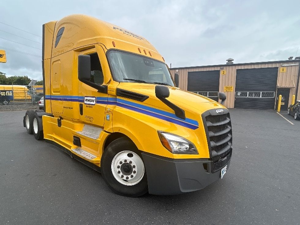 Sleeper Tractor-Heavy Duty Tractors-Freightliner-2022-T12664ST-Portland-OR-348,121\n\t\tmiles-$ 90,000 - Image 1