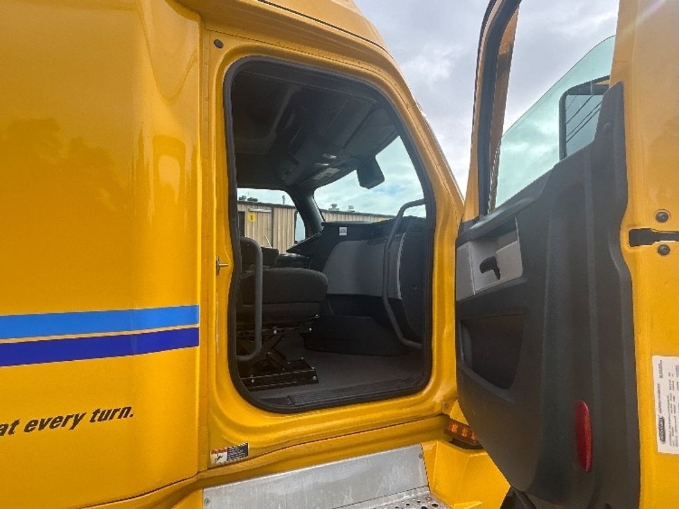 Sleeper Tractor-Heavy Duty Tractors-Freightliner-2022-T12664ST-Portland-OR-348,121\n\t\tmiles-$ 90,000 - Image 13