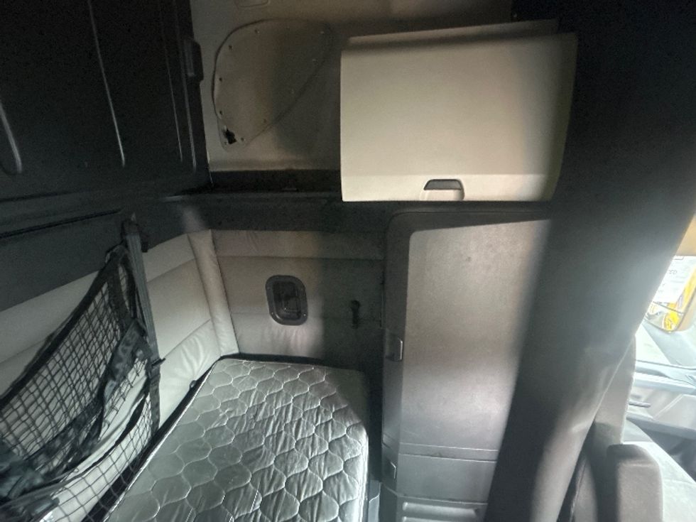 Sleeper Tractor-Heavy Duty Tractors-Freightliner-2022-T12664ST-Portland-OR-348,121\n\t\tmiles-$ 90,000 - Image 18