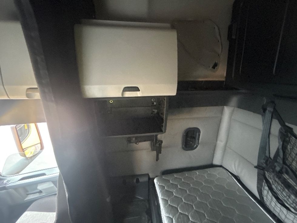 Sleeper Tractor-Heavy Duty Tractors-Freightliner-2022-T12664ST-Portland-OR-348,121\n\t\tmiles-$ 90,000 - Image 19