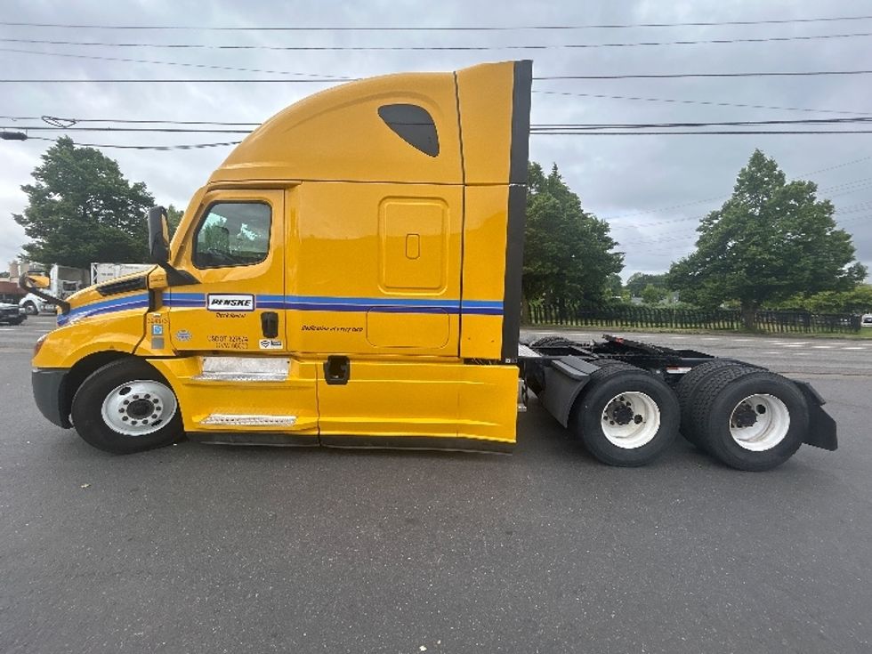 Sleeper Tractor-Heavy Duty Tractors-Freightliner-2022-T12664ST-Portland-OR-348,121\n\t\tmiles-$ 90,000 - Image 4