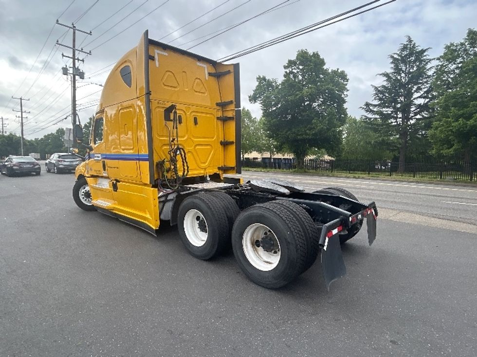 Sleeper Tractor-Heavy Duty Tractors-Freightliner-2022-T12664ST-Portland-OR-348,121\n\t\tmiles-$ 90,000 - Image 5