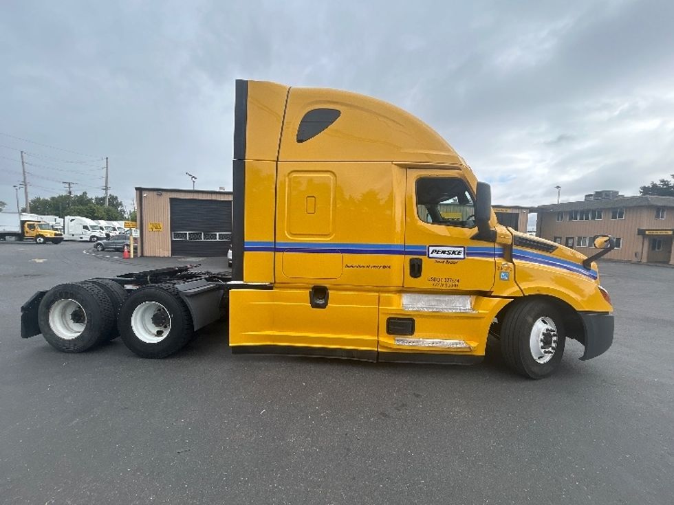 Sleeper Tractor-Heavy Duty Tractors-Freightliner-2022-T12664ST-Portland-OR-348,121\n\t\tmiles-$ 90,000 - Image 8