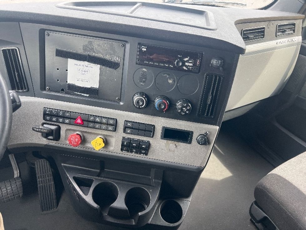 Sleeper Tractor-Heavy Duty Tractors-Freightliner-2022-T12664ST-Portland-OR-603,015\n\t\tmiles-$ 71,500 - Image 12