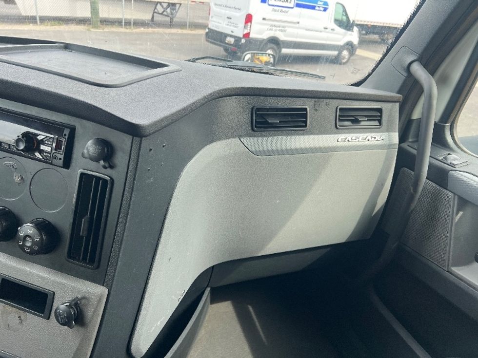 Sleeper Tractor-Heavy Duty Tractors-Freightliner-2022-T12664ST-Portland-OR-603,015\n\t\tmiles-$ 71,500 - Image 14