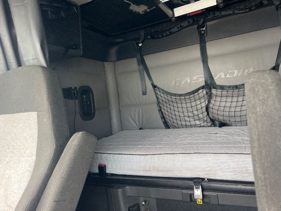 Sleeper Tractor-Heavy Duty Tractors-Freightliner-2022-T12664ST-Portland-OR-603,015\n\t\tmiles-$ 71,500 - Image 16