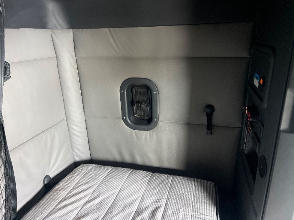 Sleeper Tractor-Heavy Duty Tractors-Freightliner-2022-T12664ST-Portland-OR-603,015\n\t\tmiles-$ 71,500 - Image 18