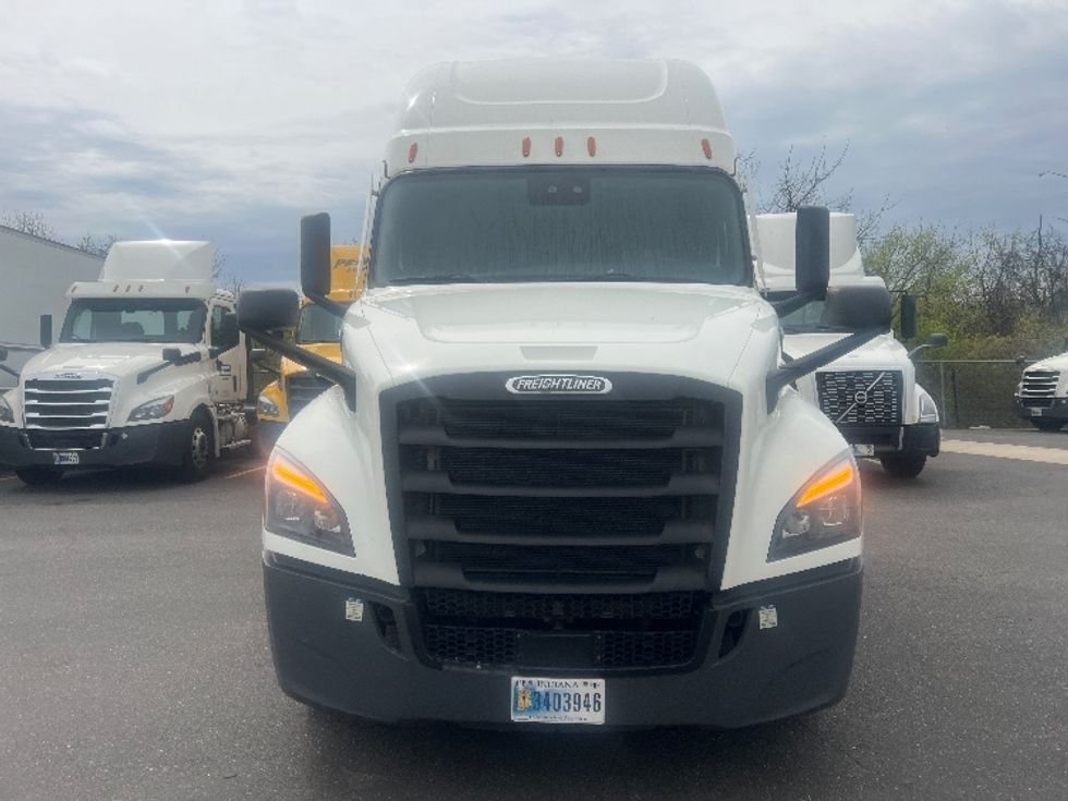 Sleeper Tractor-Heavy Duty Tractors-Freightliner-2022-T12664ST-Portland-OR-603,015\n\t\tmiles-$ 71,500 - Image 2