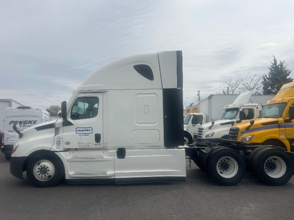 Sleeper Tractor-Heavy Duty Tractors-Freightliner-2022-T12664ST-Portland-OR-603,015\n\t\tmiles-$ 71,500 - Image 4