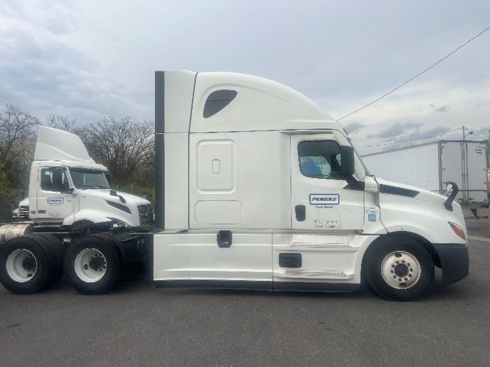 Sleeper Tractor-Heavy Duty Tractors-Freightliner-2022-T12664ST-Portland-OR-603,015\n\t\tmiles-$ 71,500 - Image 8