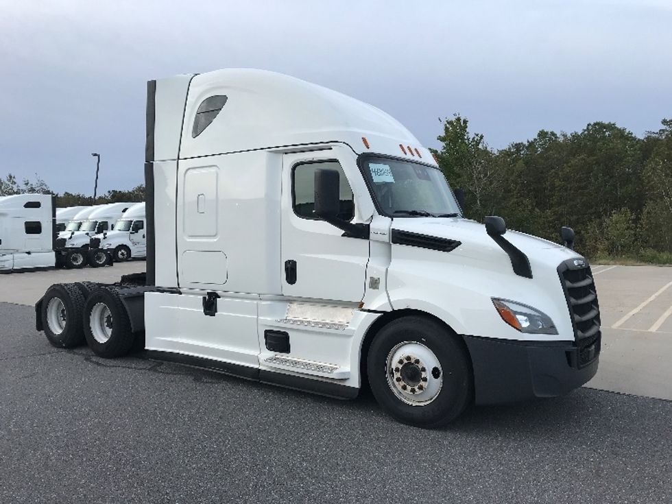 Sleeper Tractor-Heavy Duty Tractors-Freightliner-2022-T12664ST-Pottsville-PA-671,028\n\t\tmiles-$ 52,500 - Image 1