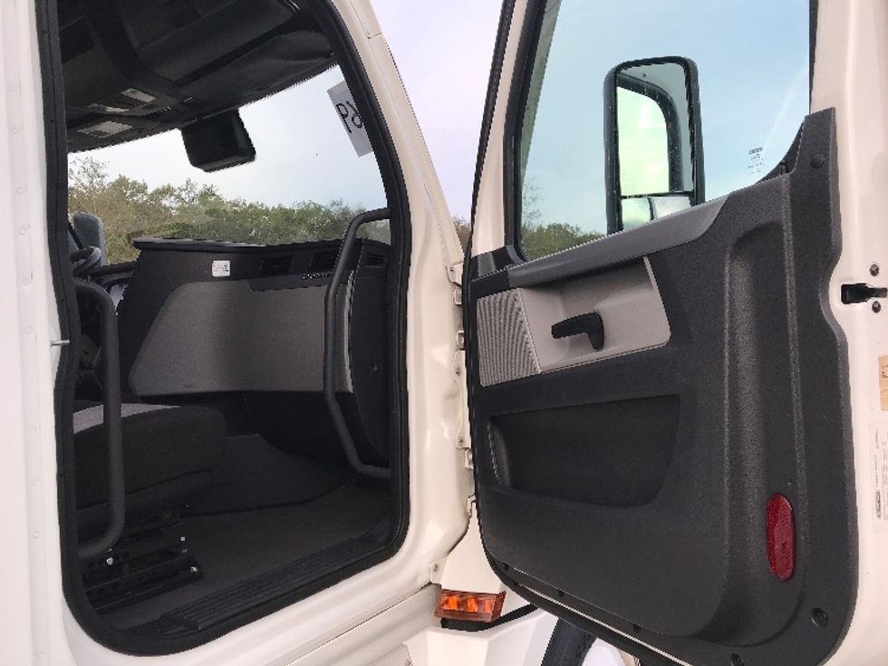 Sleeper Tractor-Heavy Duty Tractors-Freightliner-2022-T12664ST-Pottsville-PA-671,028\n\t\tmiles-$ 52,500 - Image 13