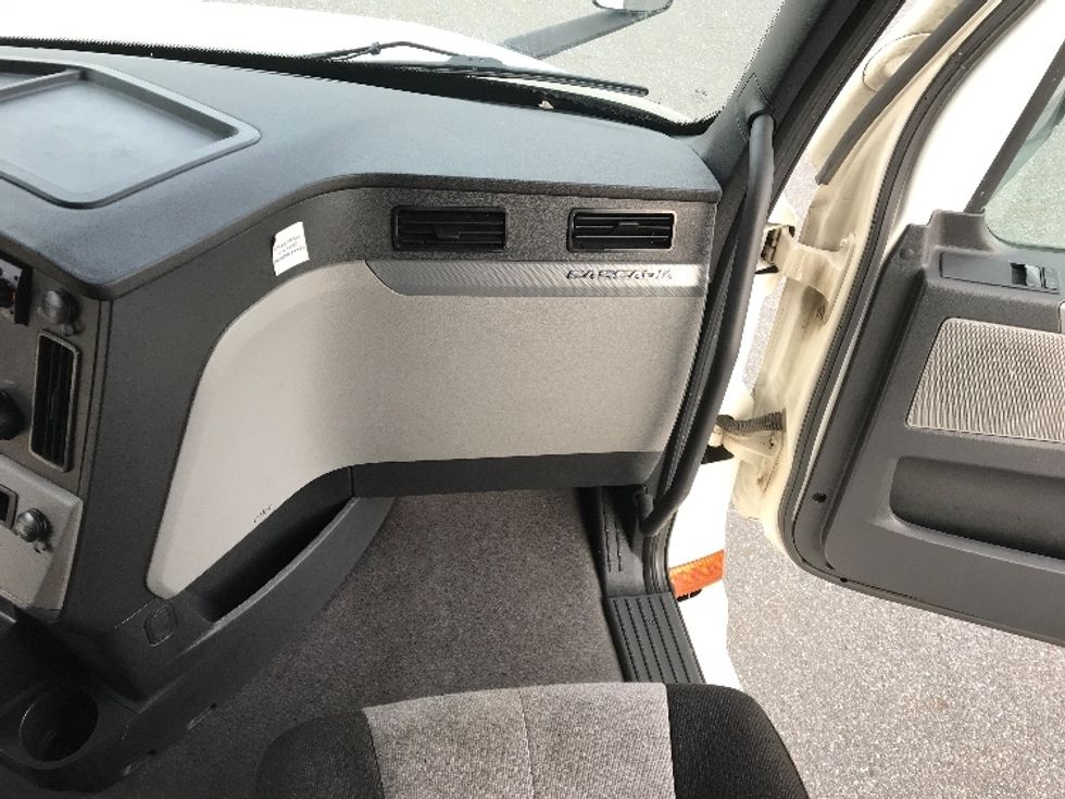 Sleeper Tractor-Heavy Duty Tractors-Freightliner-2022-T12664ST-Pottsville-PA-671,028\n\t\tmiles-$ 52,500 - Image 14