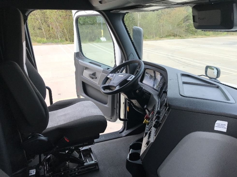 Sleeper Tractor-Heavy Duty Tractors-Freightliner-2022-T12664ST-Pottsville-PA-671,028\n\t\tmiles-$ 52,500 - Image 15